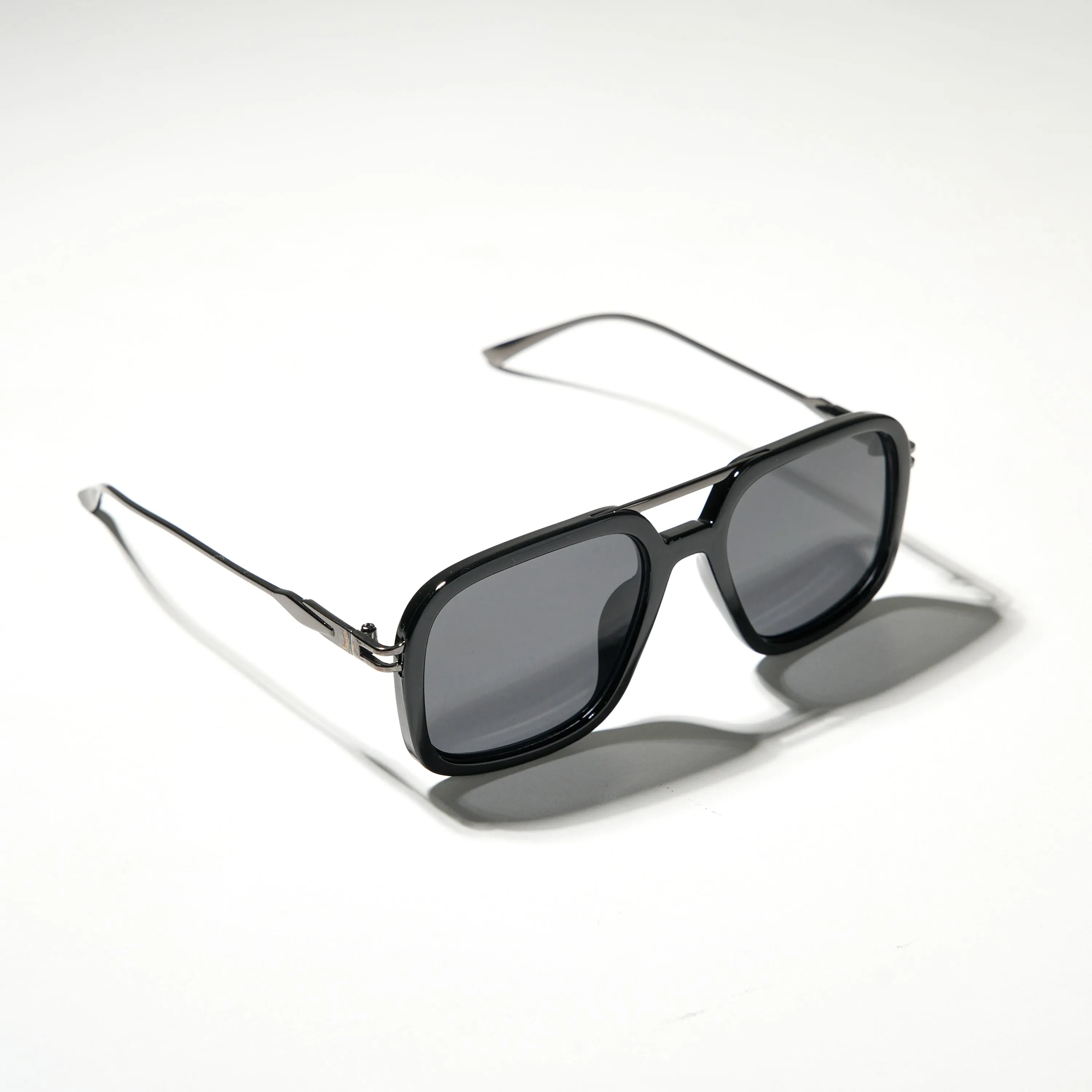 Chokore Square Sunglasses with Metal Temple (Black)